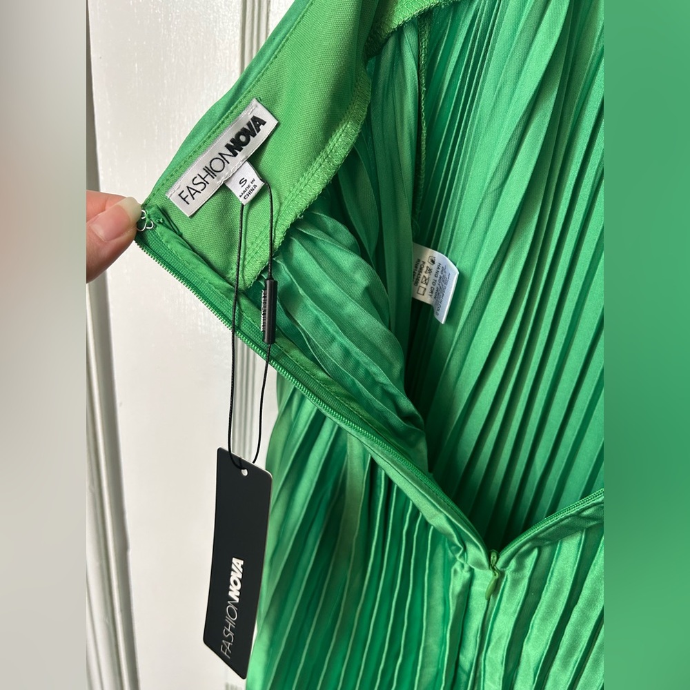Fashion Nova Ariana Pleated Maxi Dress - Vibrant Green | S - Picture 5 of 13